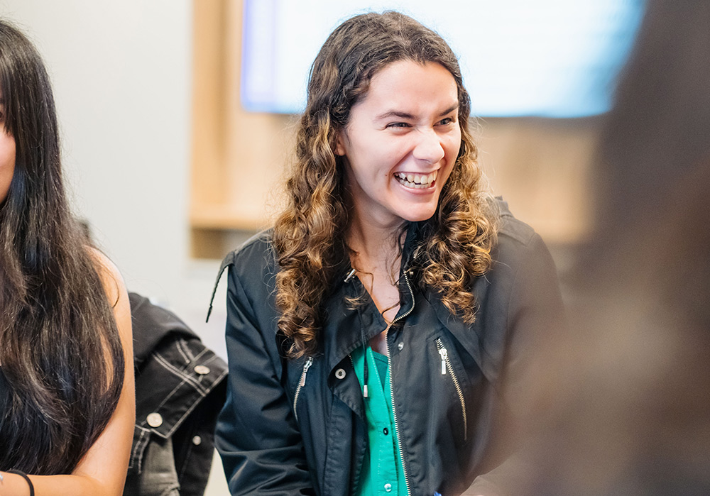 Chica programando en un ambiente moderno