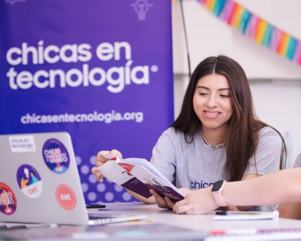Milagros trabaja full time como analista de datos y durante su desarrollo como profesional participó de cursos, mentorías y programas diversos en Chicas en Tecnología.